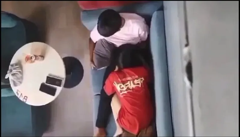 Quay lén cô bạn gái liếm bú cho gấu nơi công cộng