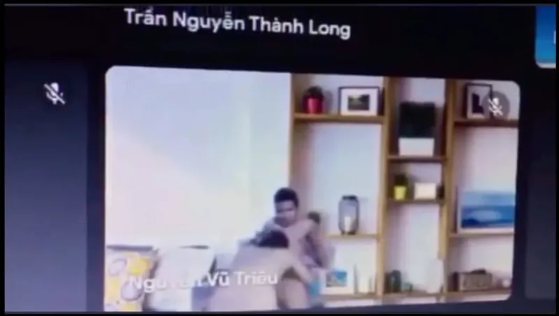 Học online quên không tắt camera lộ cảnh gấu đang bú mút