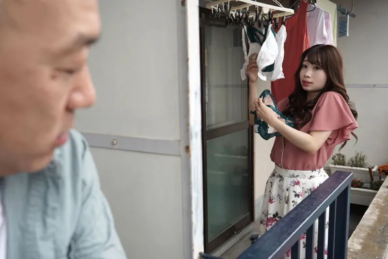 Gã nhà cạnh bên chuyên soi mói và cặp vợ người chồng thường xuyên rên la quá to