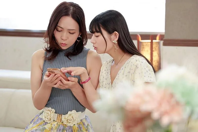 Người phụ nữ có gã chồng rủ cô bạn thân cùng vụng trộm với trai trẻ qua mạng