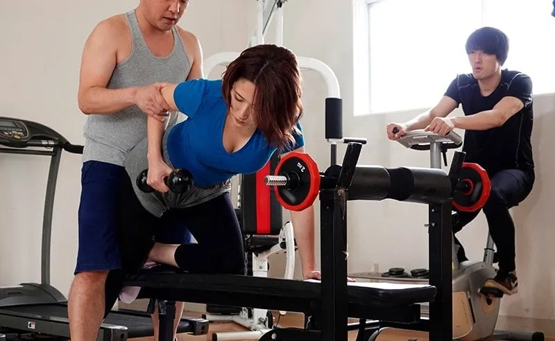 Anh xã phát hiện cô vợ lén lút với huấn luyện viên thể hình
