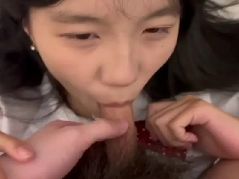 Em loli dễ thương liếm cò biến em thành con đào nứng lồn p2